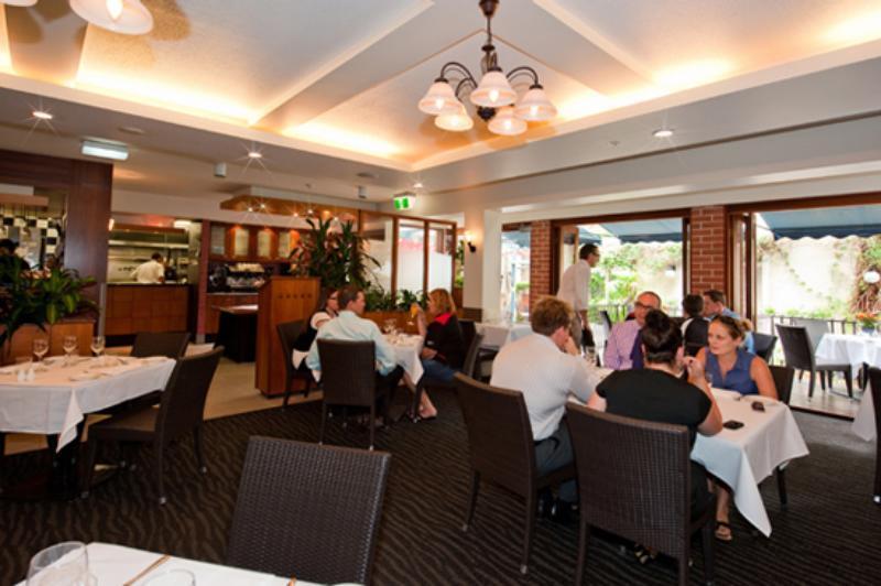 Ramada By Wyndham Brisbane Windsor Hotell Restaurant bilde